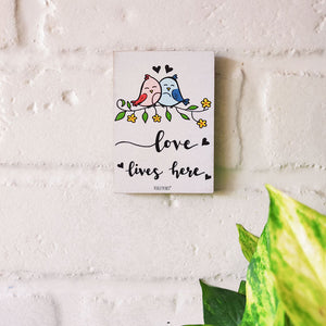 Love lives here | 6x4 inches Magnet/Stick-on